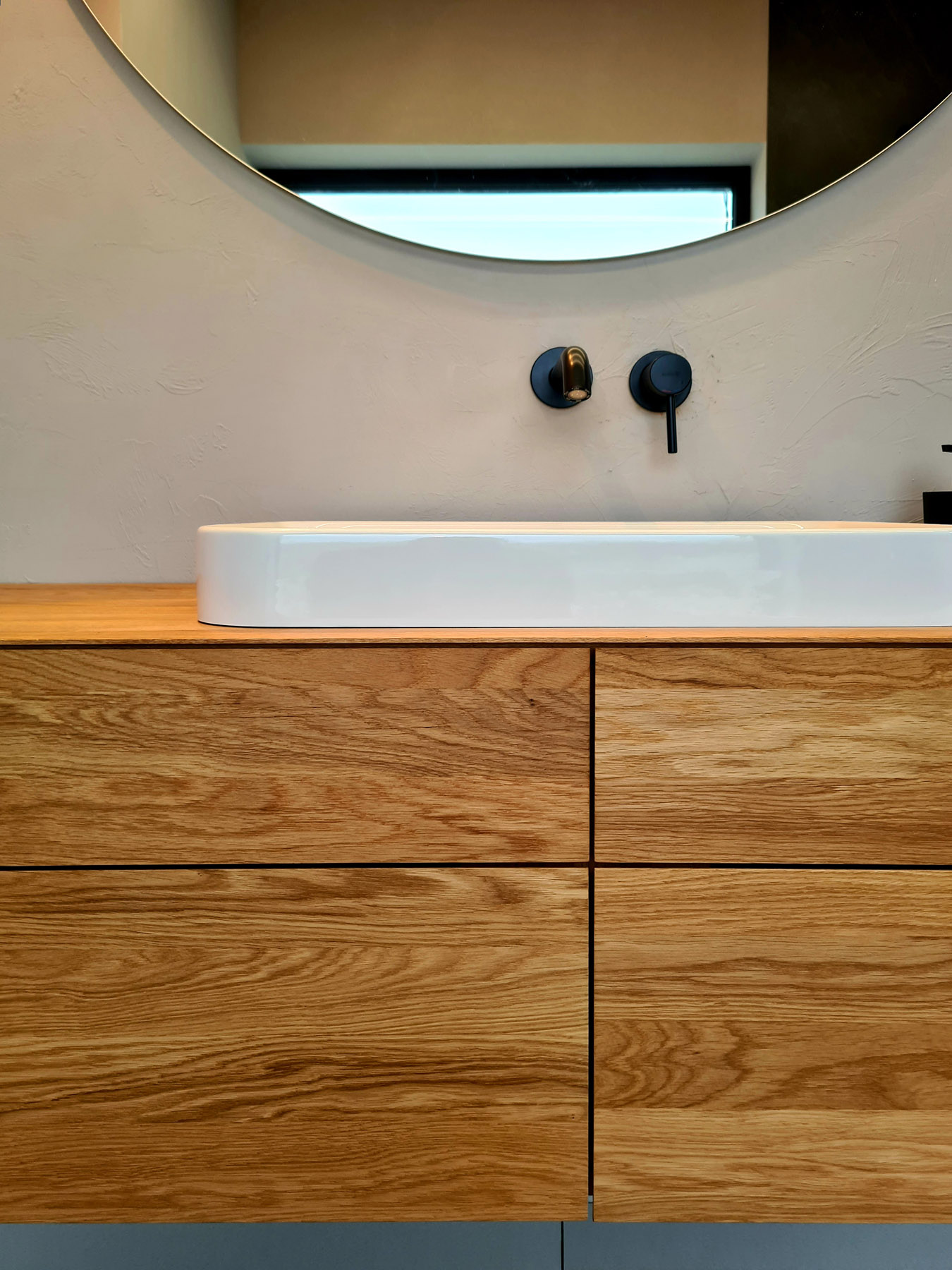 Dubová kúpeľňová skrinka z masívu a s moderným dizajnom